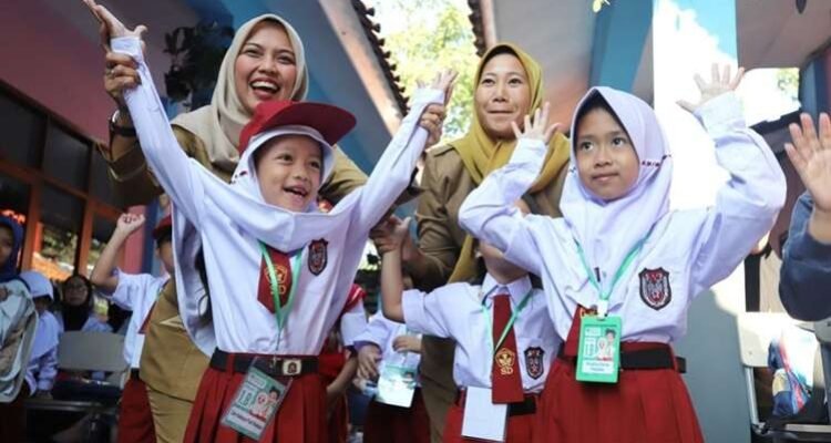 FOTO 28 Febr_Sejumlah anak sekolah bersama dengan para guru. (dok. jabarprov.go.id)