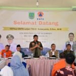 FOTO 28 Maret_Kepala BNPB Letjen TNI Suharyanto saat berdialog dengan Forkopimda di Kantor Kecamatan Rejoso, Kabupaten Pasuruan, Jawa Timur