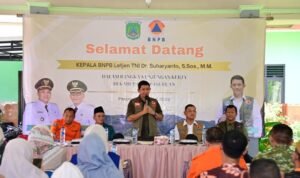 FOTO 28 Maret_Kepala BNPB Letjen TNI Suharyanto saat berdialog dengan Forkopimda di Kantor Kecamatan Rejoso, Kabupaten Pasuruan, Jawa Timur