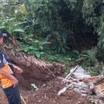 FOTO 28 Maret_Personil BPBD Kabupaten Pemalang melakukan asesmen di lokasi terdampak longsor
