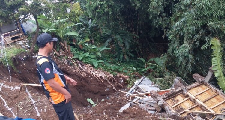 FOTO 28 Maret_Personil BPBD Kabupaten Pemalang melakukan asesmen di lokasi terdampak longsor