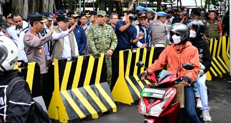 FOTO 29 Maret_Menteri Perhubungan Dudy Purwagandhi meninjau arus balik penyeberangan Sumatra 2