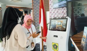 FOTO 30 Maret_Petugas tengah memberikan informasi pelayanan di Mal Pelayanan Publik (MPP) Kabupaten Bogor. dok. mpp.bogorkab.go.id