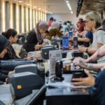 FOTO 30 Maret_Proses dokumen tiket bagi para penumpang pesawat di bandara. dok. kemenpar