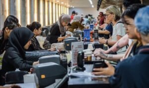 FOTO 30 Maret_Proses dokumen tiket bagi para penumpang pesawat di bandara. dok. kemenpar