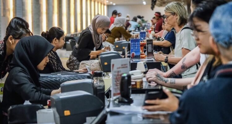 FOTO 30 Maret_Proses dokumen tiket bagi para penumpang pesawat di bandara. dok. kemenpar