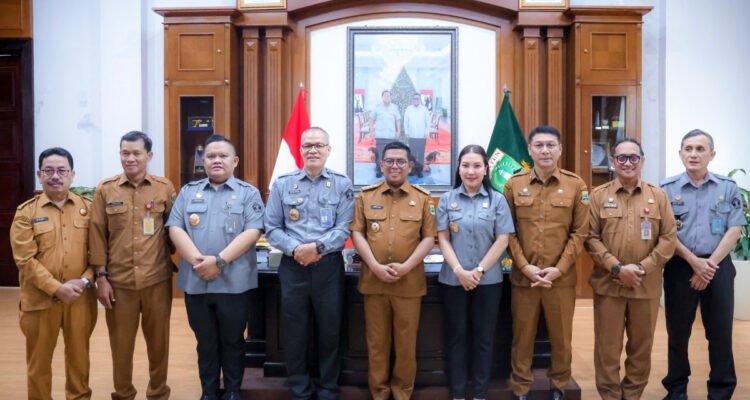 FOTO 31 Maret_Gubernur Banten Andra Soni usai menerima Kepala Kantor Wilayah (Kanwil)