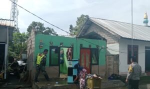 FOTO 4 Maret_Dampak angin kencang akibat cuaca ekstrem yang menerjang permukiman warga menyebabkan kerusakan rumah, di Kab Lombok Tengah.