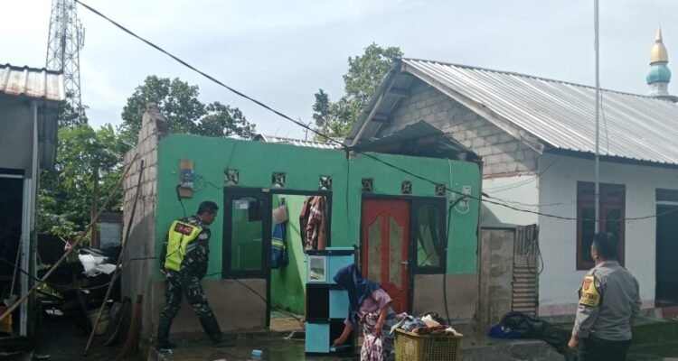 FOTO 4 Maret_Dampak angin kencang akibat cuaca ekstrem yang menerjang permukiman warga menyebabkan kerusakan rumah, di Kab Lombok Tengah.