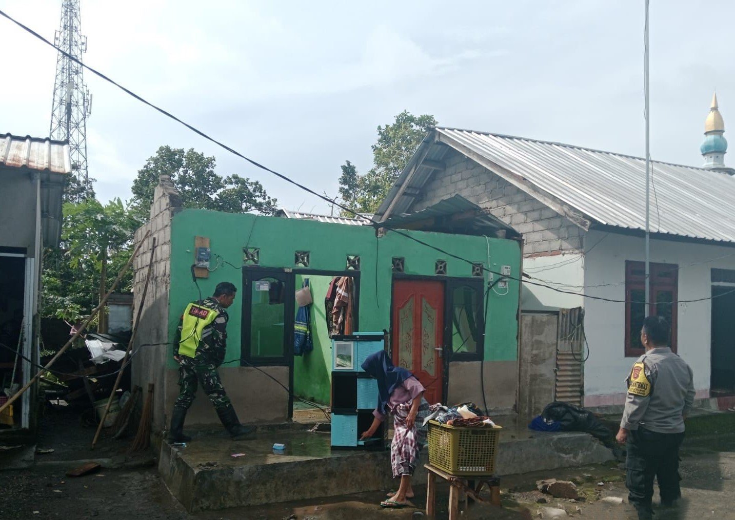 FOTO 4 Maret_Dampak angin kencang akibat cuaca ekstrem yang menerjang permukiman warga menyebabkan kerusakan rumah, di Kab Lombok Tengah.