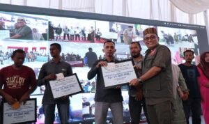 FOTO 4 Maret_Kegiatan penyerahan dana perbaikan rumah (dana stimulan) bagi masyarakat penerima hak untuk rumah rusak ringan