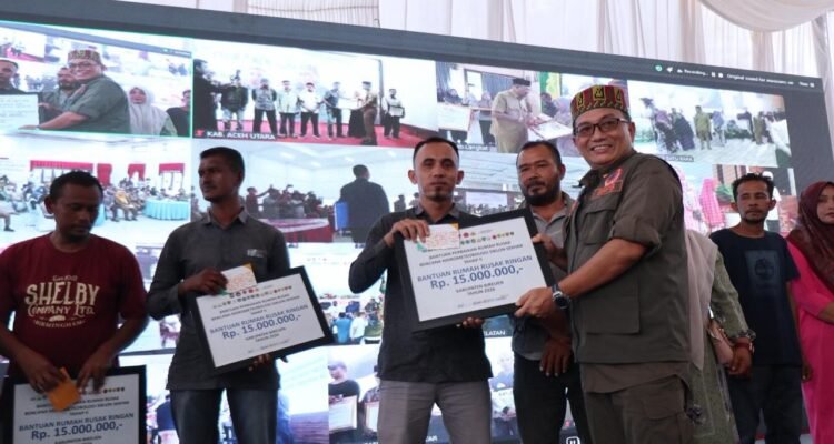 FOTO 4 Maret_Kegiatan penyerahan dana perbaikan rumah (dana stimulan) bagi masyarakat penerima hak untuk rumah rusak ringan