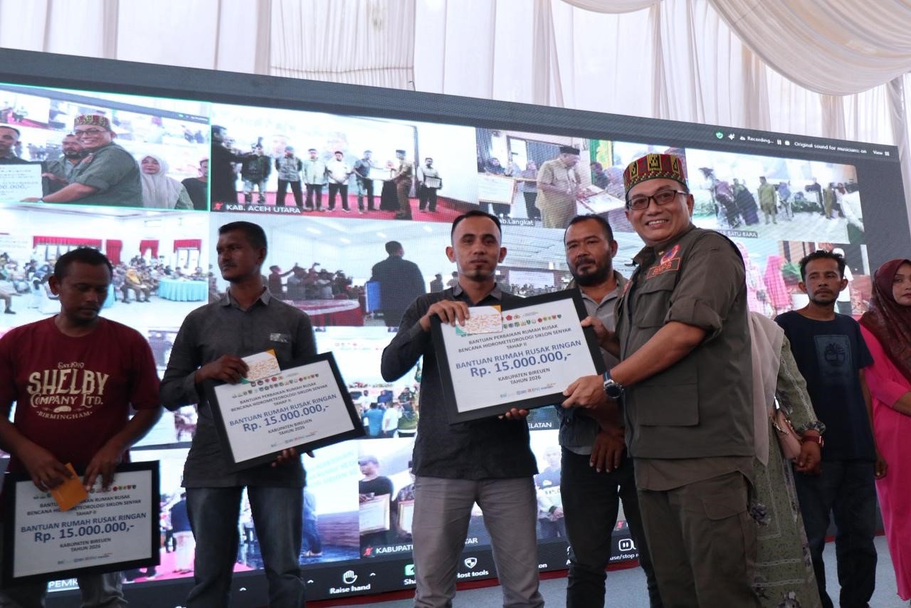 FOTO 4 Maret_Kegiatan penyerahan dana perbaikan rumah (dana stimulan) bagi masyarakat penerima hak untuk rumah rusak ringan