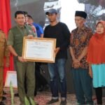 FOTO 4 Maret_Kepala BNPB Letjen TNI Suharyanto (kemeja dan rompi hijau) saat menghadiri pemberian dana stimulan