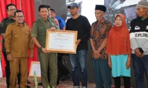 FOTO 4 Maret_Kepala BNPB Letjen TNI Suharyanto (kemeja dan rompi hijau) saat menghadiri pemberian dana stimulan