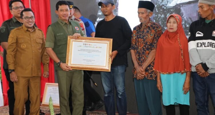 FOTO 4 Maret_Kepala BNPB Letjen TNI Suharyanto (kemeja dan rompi hijau) saat menghadiri pemberian dana stimulan