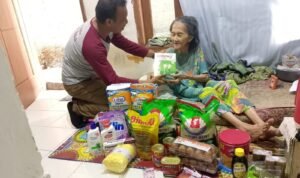 FOTO 5 Maret_Lansia rentan dari Desa Ciapus, Kecamatan Ciomas, Kabupaten Bogor, Provinsi Jawa Barat yang dibantu Kementerian Sosial. kemensos.go.id