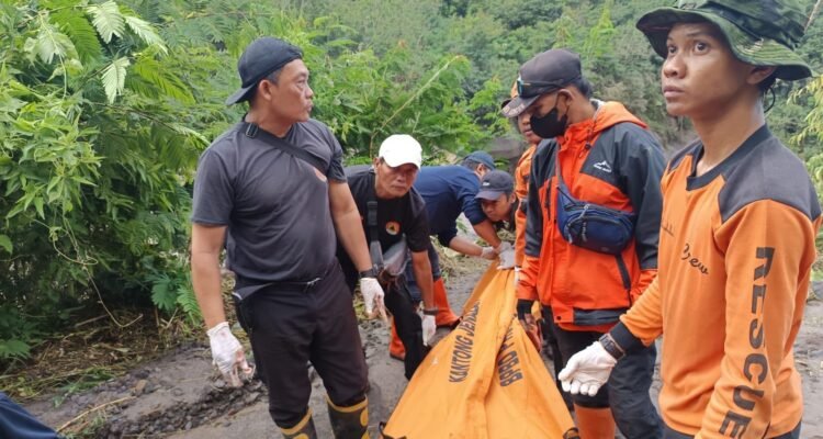 FOTO 5 Maret_Tim SAR gabungan menemukan korban hilang yang terseret arus saat banjir lahar di Kabupaten Magelang, Jawa Tengah. dok. bpbdkabupatenmagelang)