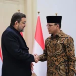FOTO 6 Maret_Menteri Luar Negeri Sugiono menyerahkan langsung kepada Duta Besar Republik Islam Iran untuk Indonesia, Mohammad Boroujerdi,