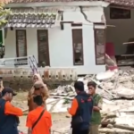 FOTO 7 Maret_Kondisi rumah dan jalan rusak akibat fenomena gerakan tanah di Kecamatan Bantargadung, Kabupaten Sukabumi, Jawa Barat