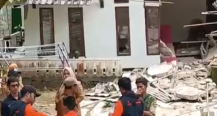 FOTO 7 Maret_Kondisi rumah dan jalan rusak akibat fenomena gerakan tanah di Kecamatan Bantargadung, Kabupaten Sukabumi, Jawa Barat