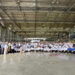 FOTO 7 Maret_Kunjungan Menteri Ketenagakerjaan Yassierli beserta jajarannya ke Hanggar Final Assembly Line (FAL)