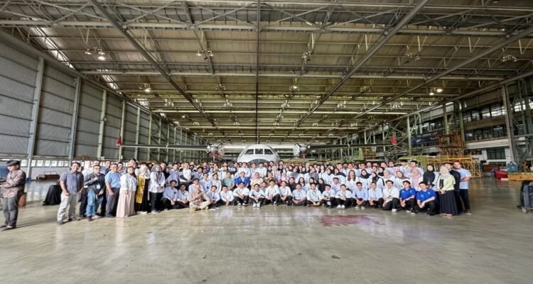 FOTO 7 Maret_Kunjungan Menteri Ketenagakerjaan Yassierli beserta jajarannya ke Hanggar Final Assembly Line (FAL)