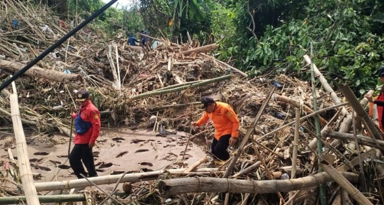 FOTO 7 Maret_Tim gabungan berupaya mencari dua korban yang masih hilang akibat banjir bandang di Desa Banjar, Kacamatan Banjar, Kabupaten Buleleng, Provinsi Bali