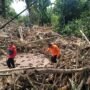 FOTO 7 Maret_Tim gabungan berupaya mencari dua korban yang masih hilang akibat banjir bandang di Desa Banjar, Kacamatan Banjar, Kabupaten Buleleng, Provinsi Bali