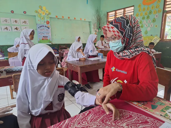 FOTO 8 Maret_Pemeriksaan kesehatan gratis bagi anak didik SD hingga SMA di Kabupaten Ciamis. dok. dinkesciamis