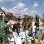 FOTO 9 Maret_Sejumlah personel TNI melakukan pembongkaran tenda di Kantor DPRK, Kampung Karang Bundar, Kecamatan Karang Baru, Kab Aceh Tamiang, Prov Aceh