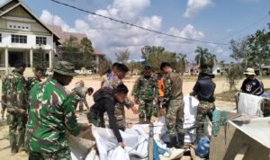 FOTO 9 Maret_Sejumlah personel TNI melakukan pembongkaran tenda di Kantor DPRK, Kampung Karang Bundar, Kecamatan Karang Baru, Kab Aceh Tamiang, Prov Aceh