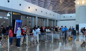 FOTO Airlines 7_Petugas memeriksa dokumen keberangkatan penumpang pesawat di Bandara Soekarno-Hatta. (dok. angkasapura)