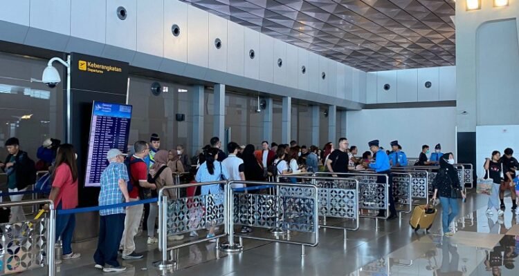 FOTO Airlines 7_Petugas memeriksa dokumen keberangkatan penumpang pesawat di Bandara Soekarno-Hatta. (dok. angkasapura)