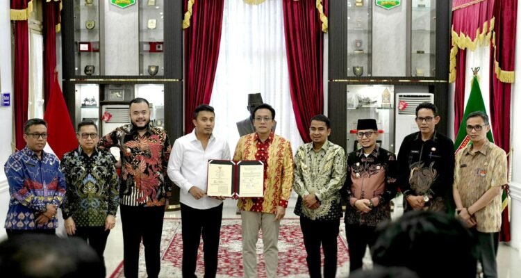 FOTO 10 April_menandatangani perjanjian kerja sama (PKS) penyelenggaraan Pengelolaan Sampah menjadi Energi Listrik (PSEL)