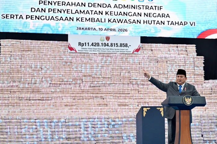 FOTO 11 April_Prabowo Subianto menyaksikan langsung penyerahan uang negara hasil sitaan sebesar Rp11,4 triliun oleh Kejaksaan Agung. dok. setkab