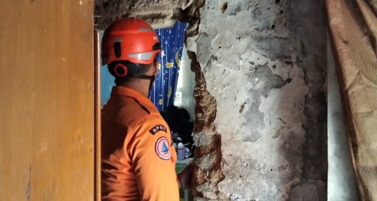 FOTO 11 April_Tim BPBD Kabupaten Bogor melakukan asesmen di lokasi terdampak angin kencang di Kabupaten Bogor, Jawa Barat. dok.