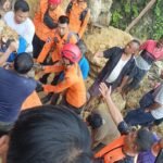 FOTO 11 April_Tim gabungan mencari korban longsor akibat penambangan liar di Kabupaten Nias Selatan, Sumatra Utara. dok