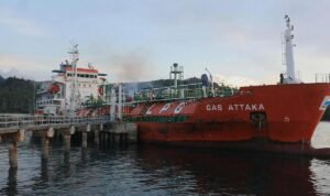 FOTO 12 April_Kapal pengangkut LPG Pertamina MT Gas Attaka berhasil sandar di Jetty Integrated Terminal LPG Amurang, Kabupaten Minahasa Selatan, Sulawesi Utara.