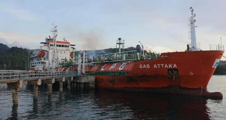 FOTO 12 April_Kapal pengangkut LPG Pertamina MT Gas Attaka berhasil sandar di Jetty Integrated Terminal LPG Amurang, Kabupaten Minahasa Selatan, Sulawesi Utara.