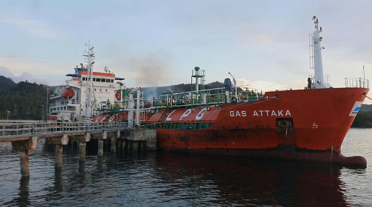FOTO 12 April_Kapal pengangkut LPG Pertamina MT Gas Attaka berhasil sandar di Jetty Integrated Terminal LPG Amurang, Kabupaten Minahasa Selatan, Sulawesi Utara.