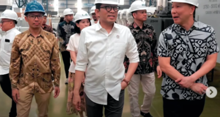 FOTO 12 April_Kunjungan Wakil Menteri Perindustrian Faisol Riza (tengah) di kawasan industri Ngoro Industrial Park Mojokerto, Jawa Timur.