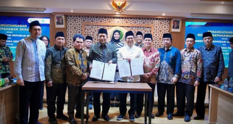 FOTO 12 April_Penandatanganan nota kesepahaman Kementerian Koperasi dengan Majelis Ulama Indonesia (MUI) tentang pemberdayaan ekonomi umat melalui koperasi.