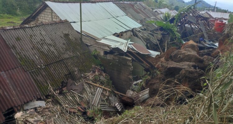 FOTO 13 April_Lereng bukit longsor menimpa rumah warga di Kecamatan Mrebet, Kabupaten Purbalingga, Provinsi Jawa Tengah. dok. bpbdkab