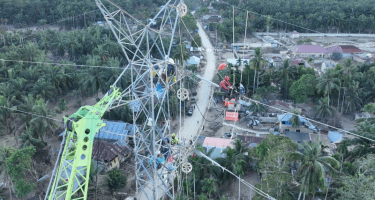 FOTO 13 April_Pemulihan infrastruktur listrik di kawasan pascabencana di Aceh, Sumatra Utara dan Sumatra Barat. dok. kemendagri