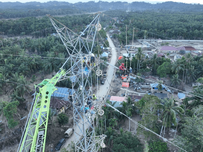 FOTO 13 April_Pemulihan infrastruktur listrik di kawasan pascabencana di Aceh, Sumatra Utara dan Sumatra Barat. dok. kemendagri