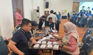FOTO 13 April_Simulasi pembagian Kartu Nusuk yang dilakukan secara langsung saat persiapan keberangkatan haji tahun 2025. dok. kemenhaj)