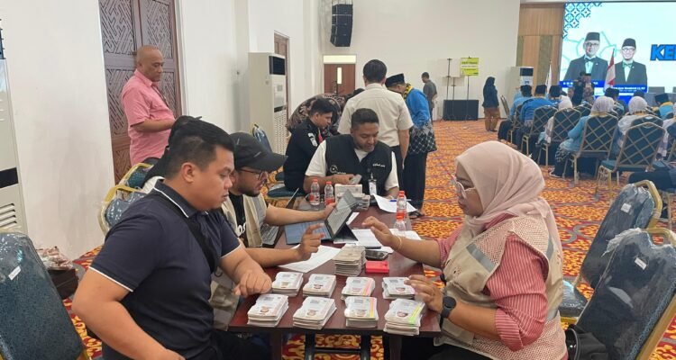 FOTO 13 April_Simulasi pembagian Kartu Nusuk yang dilakukan secara langsung saat persiapan keberangkatan haji tahun 2025. dok. kemenhaj)