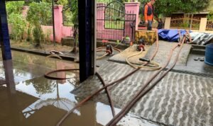 FOTO 15 April_BPBD Kabupaten Muara Enim membantu warga membersihkan rumah dari sisa lumpur banjir yang melanda Kab Muara Enim, Prov Sumatra Selatan