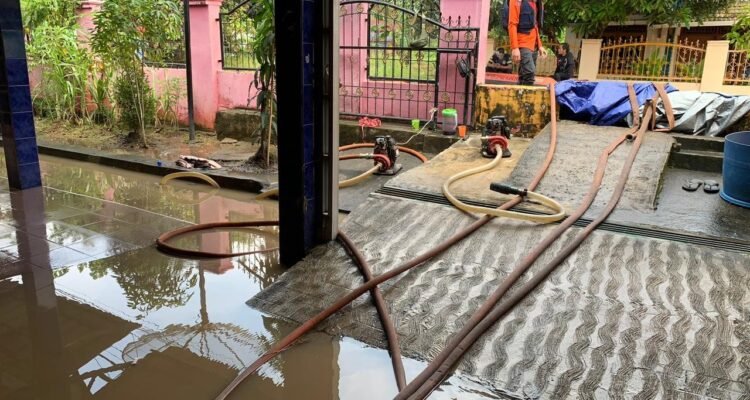 FOTO 15 April_BPBD Kabupaten Muara Enim membantu warga membersihkan rumah dari sisa lumpur banjir yang melanda Kab Muara Enim, Prov Sumatra Selatan